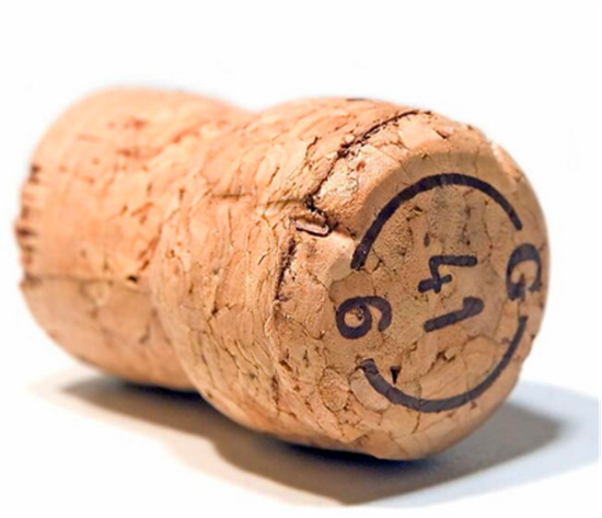 寶寶在家里“摸爬滾打” 如果鋪的是軟木地板就好了